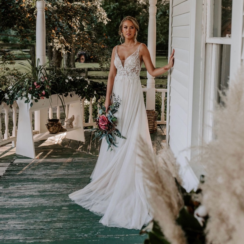 NEW! Essence of Australia wedding dress